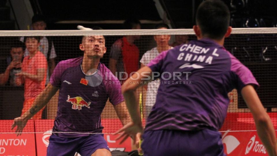Tunggal putra Tiongkok, Lin Dan (kiri) mengembalikan shuttle kok ke arah rekannya Chen Long.